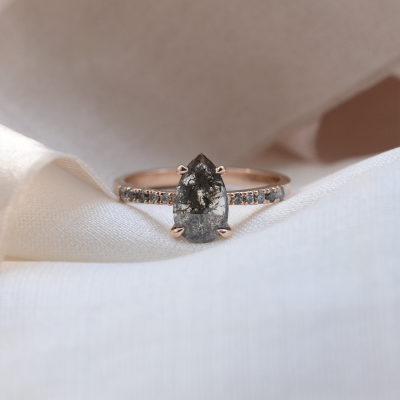 Vintage zásnubní prsten s pear salt and pepper diamantem GRIONA