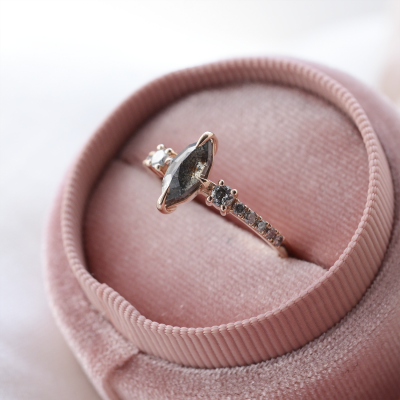 Vintage zlatý prsten se salt and pepper diamanty ROISIN