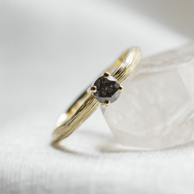 Zlatý prsten ve tvaru stromové kůry se salt and pepper diamantem SALTY