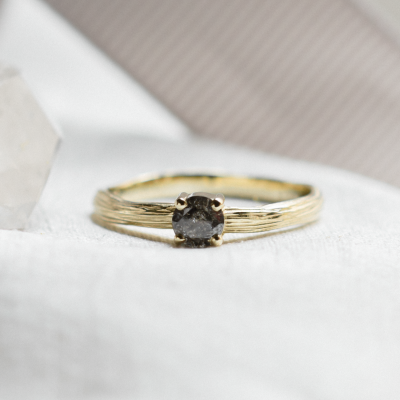 Zlatý prsten ve tvaru stromové kůry se salt and pepper diamantem SALTY