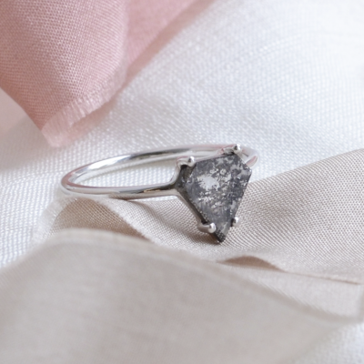 Geometrický prsten s plochým salt´n´pepper diamantem SORCHA