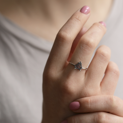 Geometrický prsten s plochým salt´n´pepper diamantem SORCHA