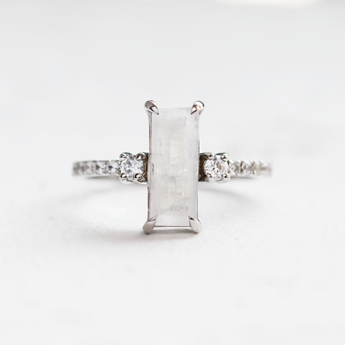 Zlatý prsten s baguette měsíčním kamenem a diamanty TIGE