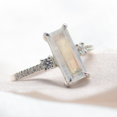 Zlatý prsten s baguette měsíčním kamenem a diamanty TIGE