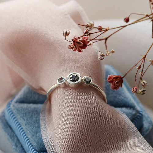 Gold ring with three salt and pepper diamonds TRIO