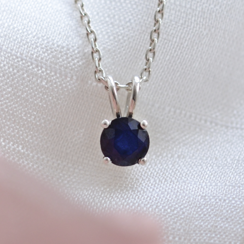 Zlatý přívěsek s modrým safírem EFEMER