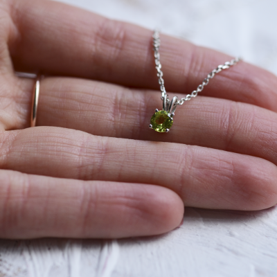 Zlatý náhrdelník s olivínem LAOISE