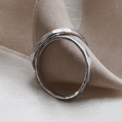 Matné snubní prsteny s tepaným povrchem ETAIN