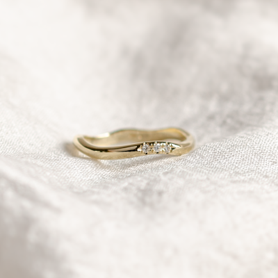 Zaoblený snubní prsten se třemi diamanty ISEULT