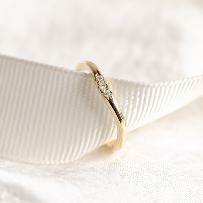Curvy gold wedding ring with three diamonds ISEULT