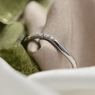 Zaoblený snubní prsten se třemi diamanty ISEULT