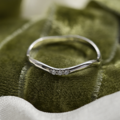 Curvy gold wedding ring with three diamonds ISEULT