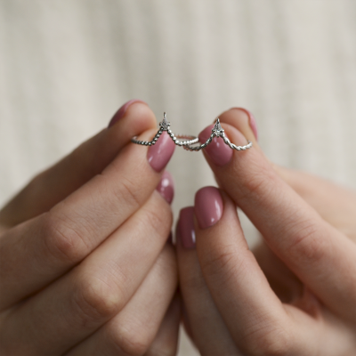 Netradiční snubní prsten s kite salt and pepper diamantem NIAM