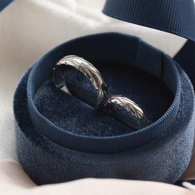 Netradiční snubní prsteny s reliéfem pneumatiky RIDE