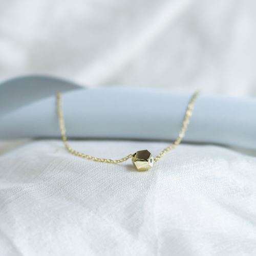 Gold bracelet with a special cube and diamond GIMLE