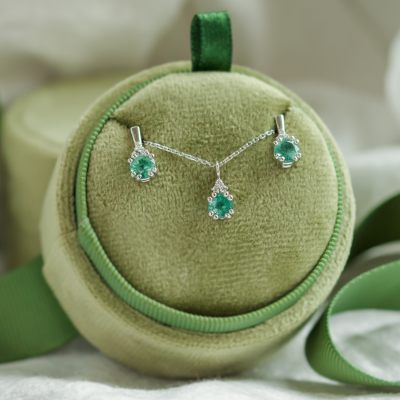 Emerald and diamond jewellery set ELANNA