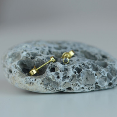 Zlaté minimalistické puzetové náušnice s černými diamanty ANY