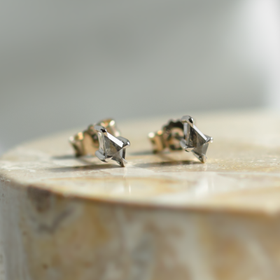 Minimalist earrings with kite salt and pepper diamonds ASH