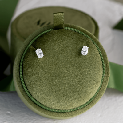 Zlaté minimalistické náušnice s oválnými moissanity CAROLYNE