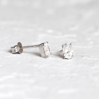 Zlaté minimalistické náušnice s oválnými moissanity CAROLYNE