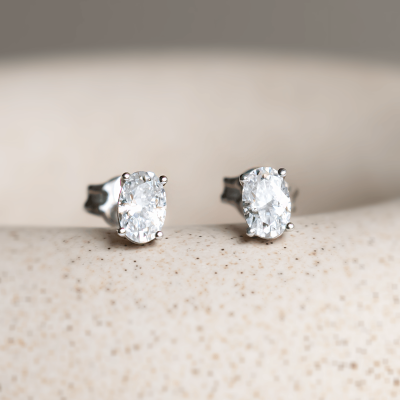 Zlaté minimalistické náušnice s oválnými moissanity CAROLYNE