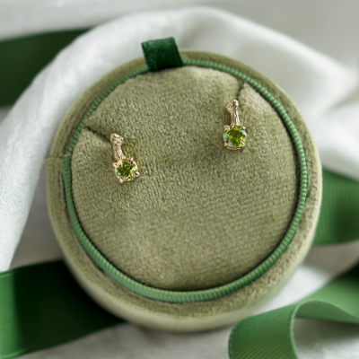 Stud earrings with peridot and twig DEAN