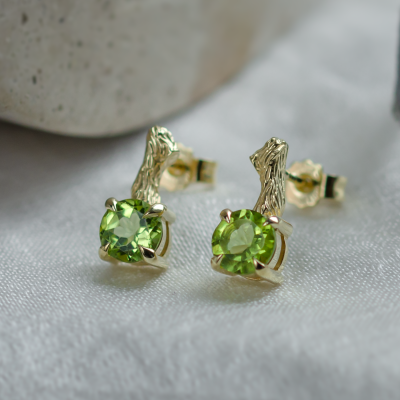 Stud earrings with peridot and twig DEAN