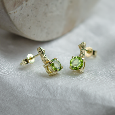 Stud earrings with peridot and twig DEAN