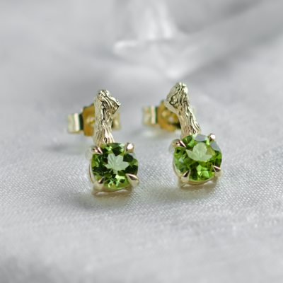 Stud earrings with peridot and twig DEAN