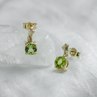 Stud earrings with peridot and twig DEAN