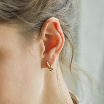 Stud earrings with peridot and twig DEAN