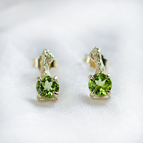 Stud earrings with peridot and twig DEAN