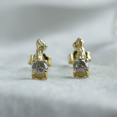 Stud earrings with salt and pepper diamonds and twig element ERNA