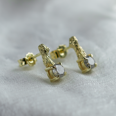 Stud earrings with salt and pepper diamonds and twig element ERNA