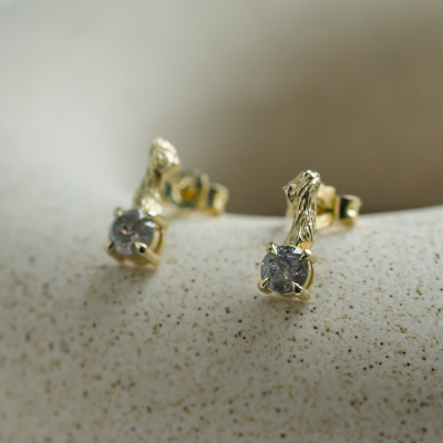 Stud earrings with salt and pepper diamonds and twig element ERNA