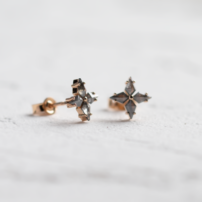 Minimalistické náušnice se salt and pepper diamanty FLORIS