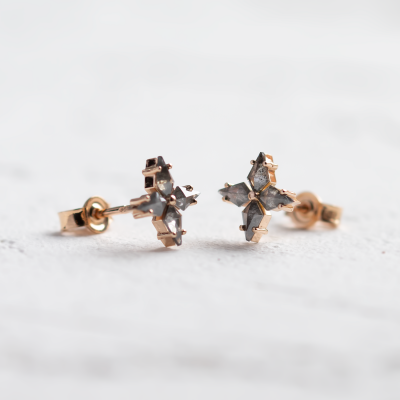 Minimalistické náušnice se salt and pepper diamanty FLORIS