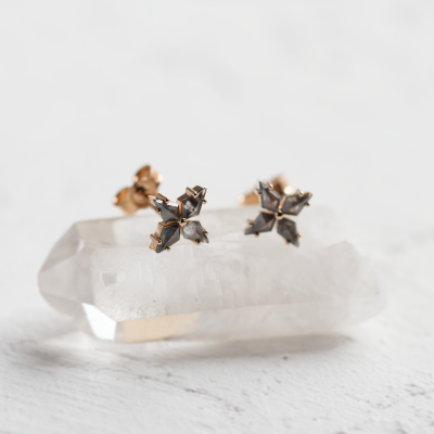 Minimalistické náušnice se salt and pepper diamanty FLORIS