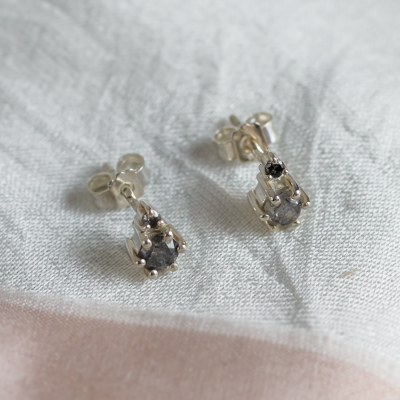 Stud earrings with salt and pepper diamonds GRIGIO