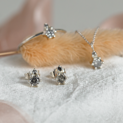 Stud earrings with salt and pepper diamonds GRIGIO