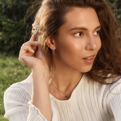 Zlaté visací náušnice s mechovými acháty a diamanty MARLOW