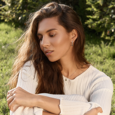 Zlaté visací náušnice s mechovými acháty a diamanty MARLOW