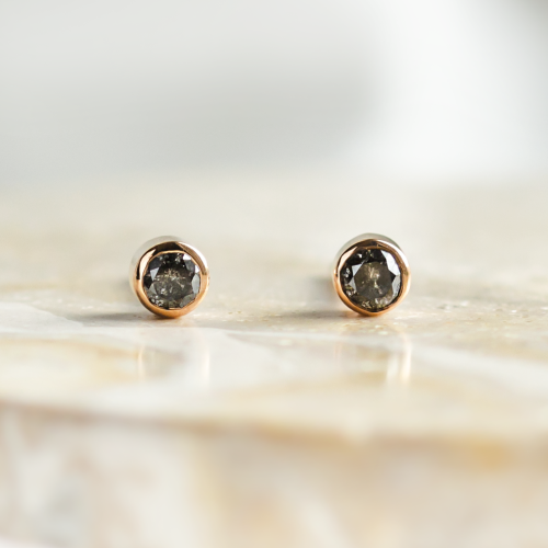 Minimalistické zlaté náušnice se salt and pepper diamanty v bezel osazení NOLA