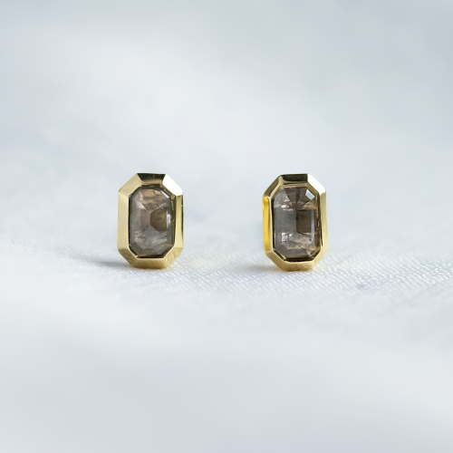 Minimalistické zlaté náušnice se salt and pepper diamanty NYLA