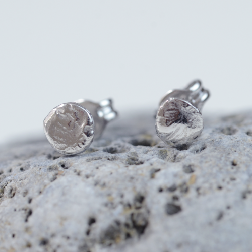 Minimalistické napichovací náušnice ze zlata s nerovným povrchem RIMINI