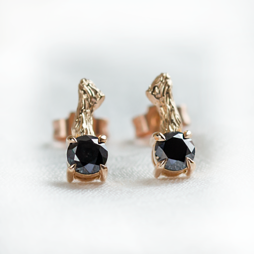 Napichovací netradiční náušnice s černými diamanty a větvičkou SEAN