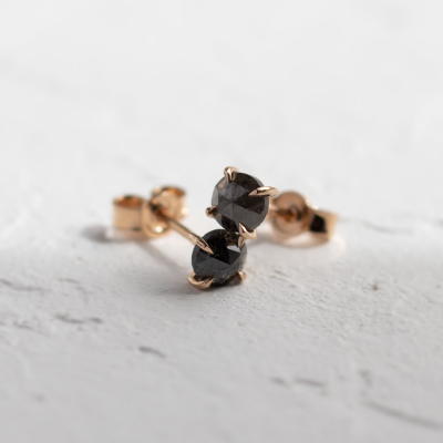 Minimalistické náušnice se salt and pepper diamanty SUZETTE