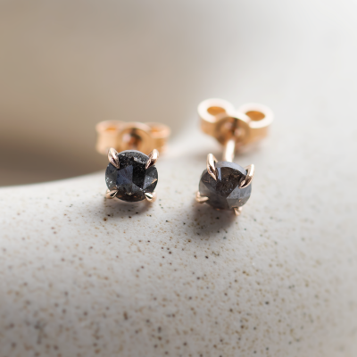 Minimalistické náušnice se salt and pepper diamanty SUZETTE