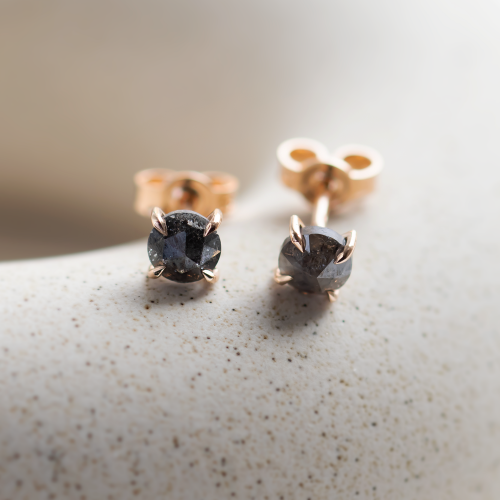 Minimalistické náušnice se salt and pepper diamanty SUZETTE