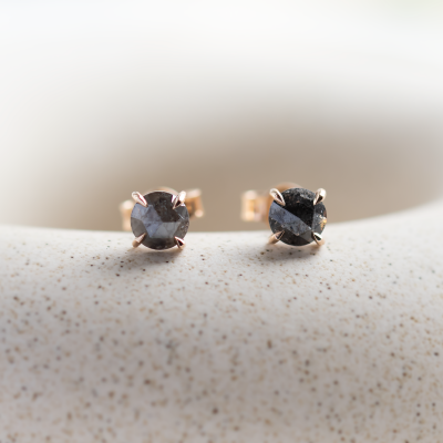 Minimalistické náušnice se salt and pepper diamanty SUZETTE